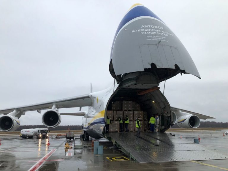 Un Antonov An-124 transporte 85 tonnes de kits de test COVID-19 à l’aéroport de Cologne-Bonn.