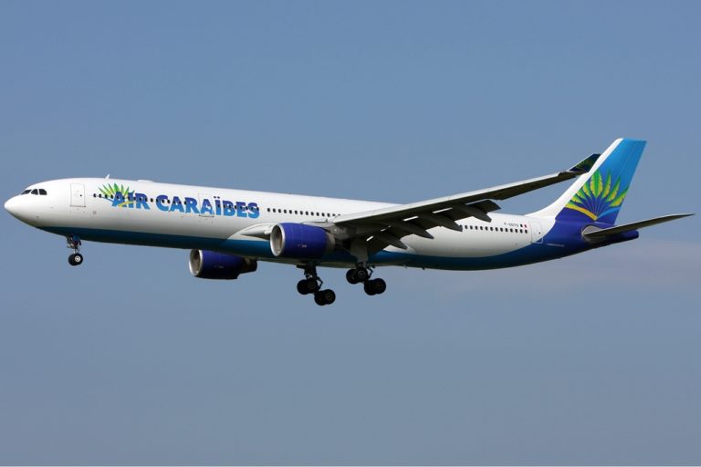 L’Airbus A330 d’Air Caraïbes retourne à St Martin après l’explosion d’un moteur au décollage