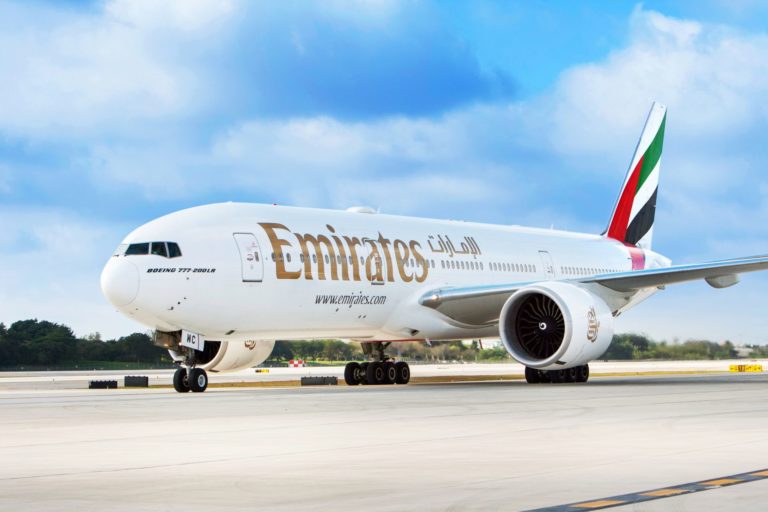 Le Boeing 777-300 d’Emirates Airline sort de la piste au départ de l’aéroport de Dubaï.