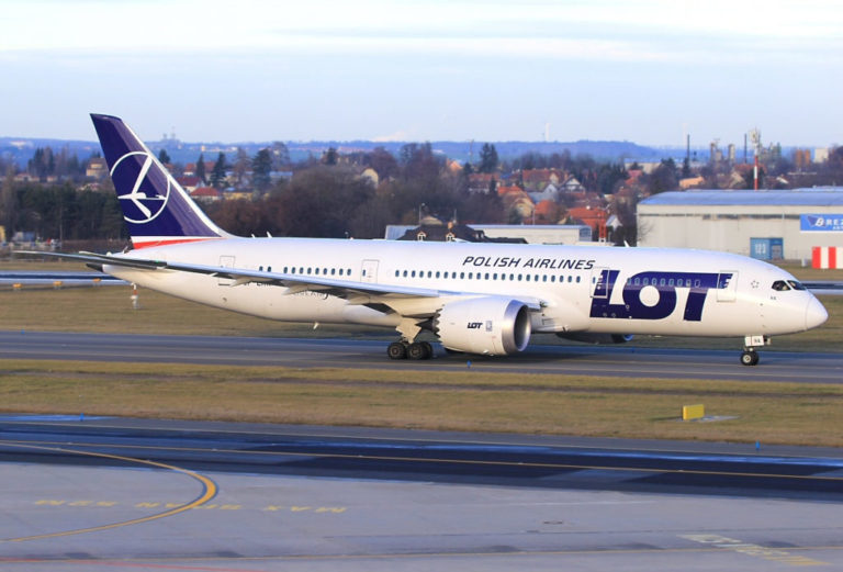 La fumée sur le Boeing 787 de LOT a maintenu l’aéroport de Varsovie fermé.